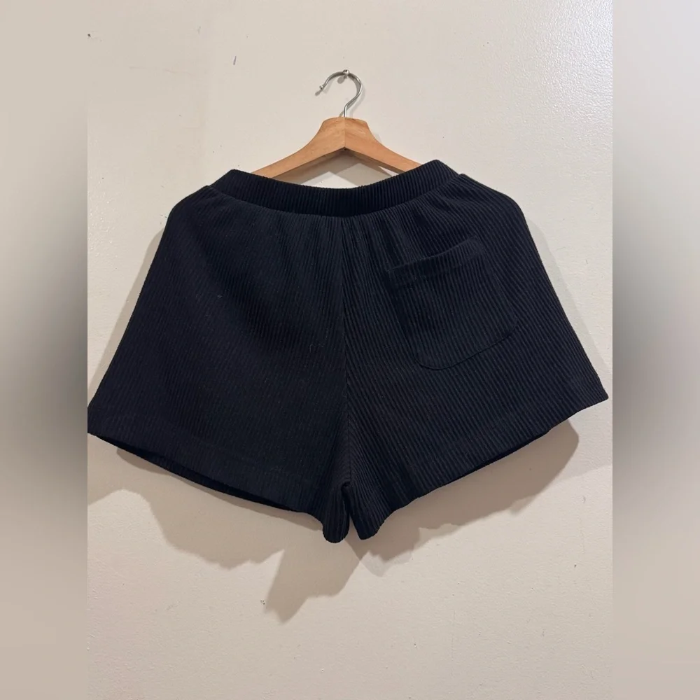 ALO Yoga Women's Black Ribbed Athletic Shorts